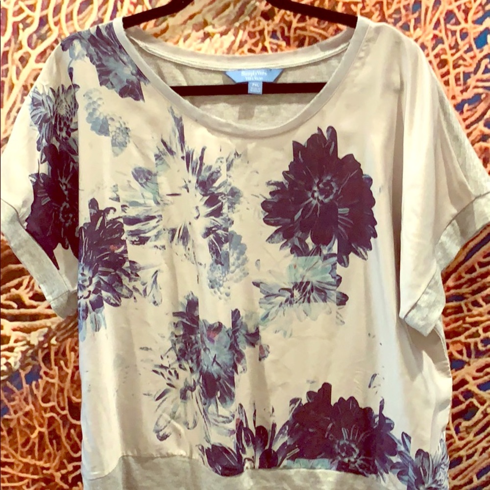 Beautiful like-new short sleeve blouse